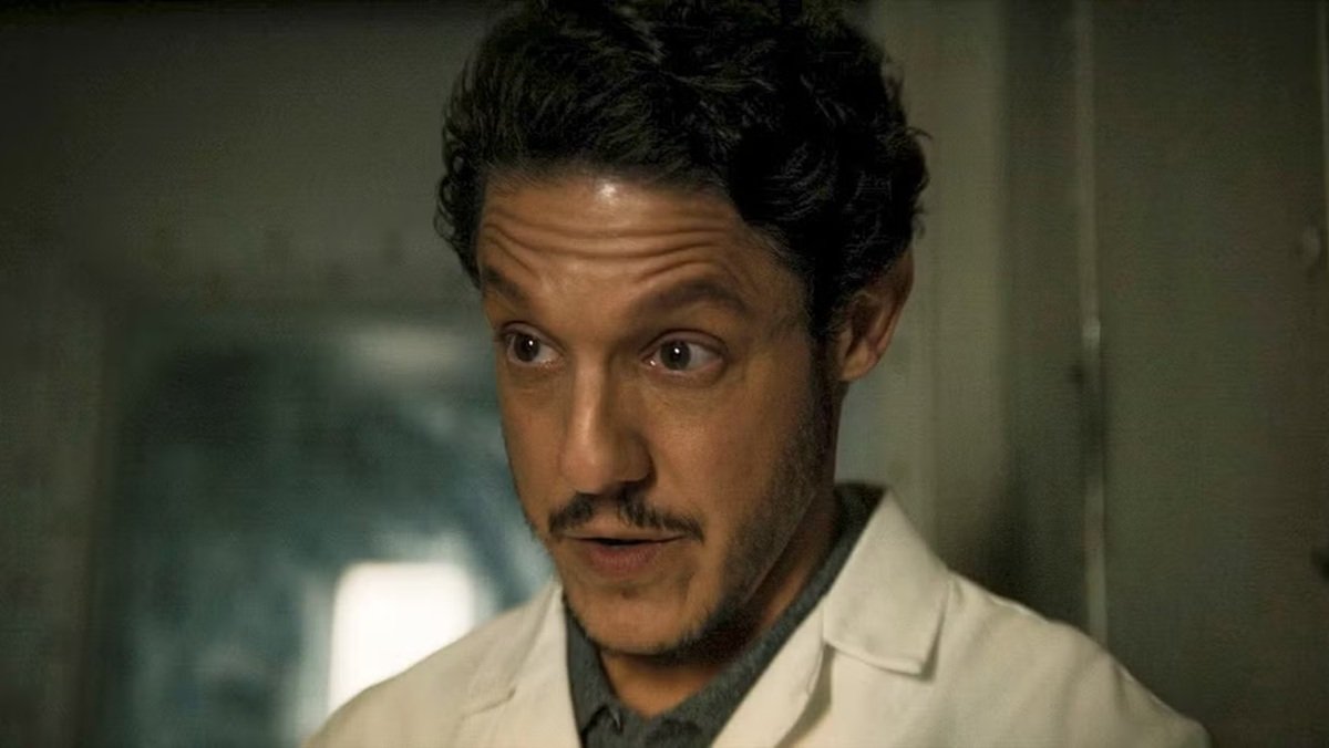 Theo Rossi as Dr. Julian Rush in The Penguin.