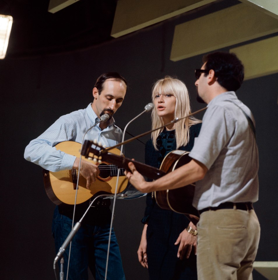 L-R Noel 'Paul' Stookey Mary Travers and Peter Yarrow