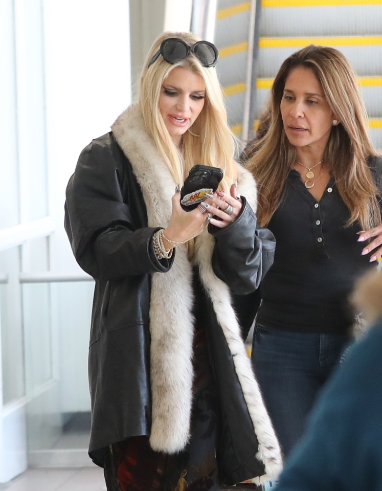 Jessica Simpson at LAX airport without her wedding ring.