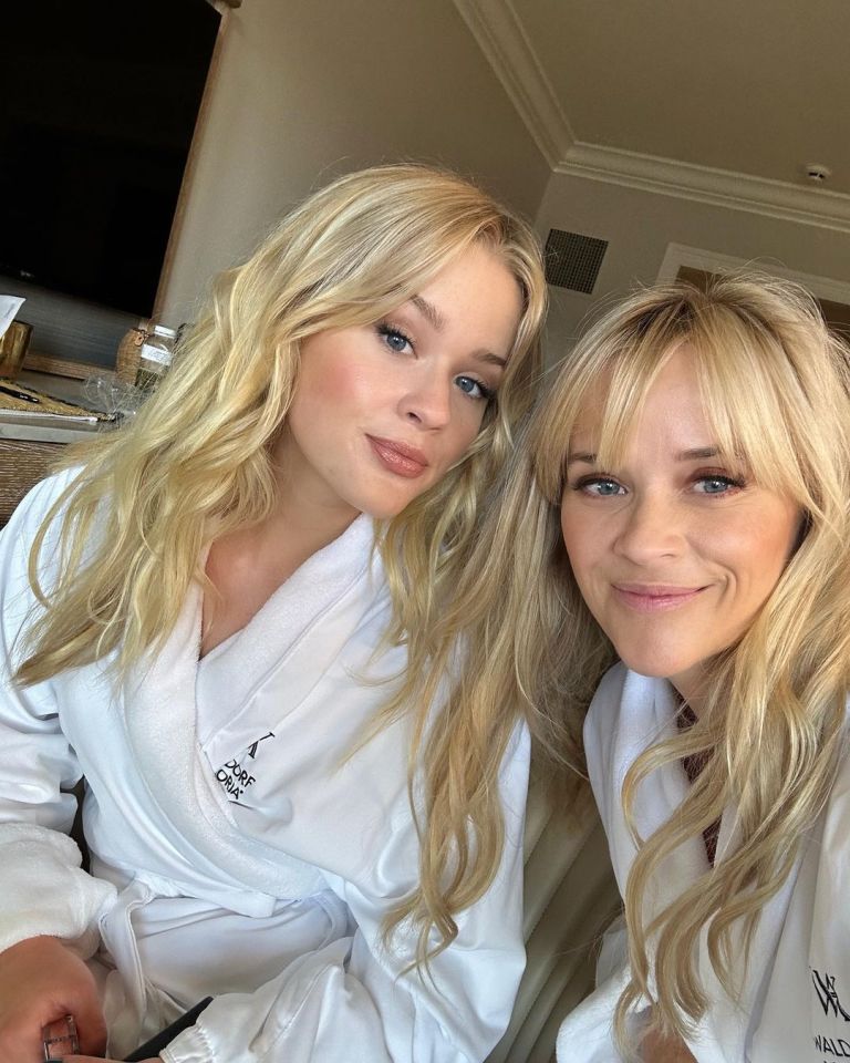 Reese Witherspoon and Ava Phillippe in bathrobes.