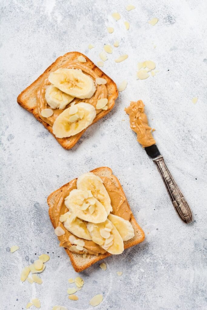 Toast,With,Peanut,Butter,,Banana,Slices,,Honey,And,Almond,Flakes