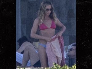 0103-Jennifer-Aniston-Jason-Bateman-Bikini-Shirtless-Cabo-Vacation-Photos-primary-3