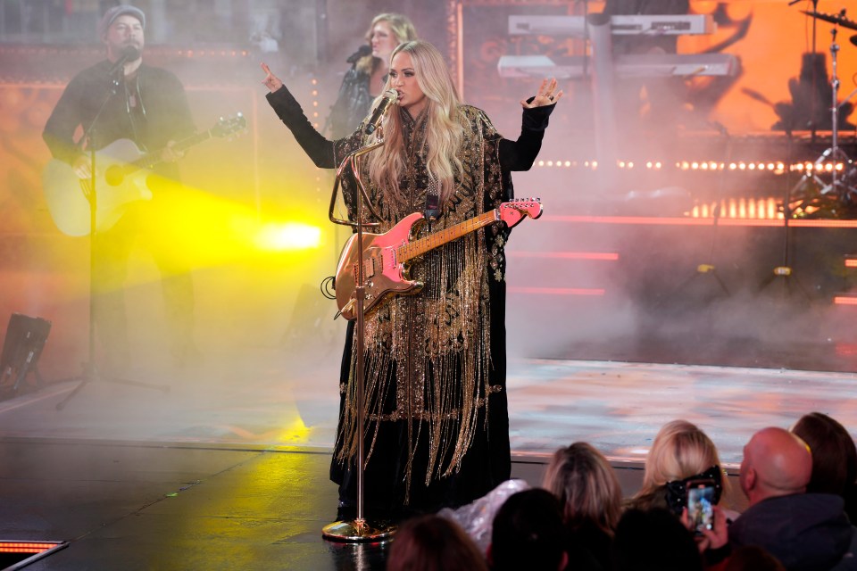 Carrie Underwood fans think the singer is pregnant after she performed in this outfit