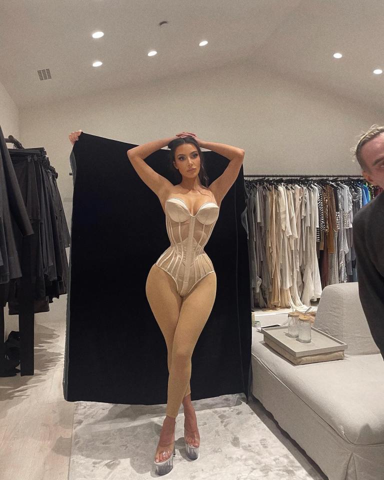 Kim Kardashian showed off her incredibly tiny waist in a stunning corset throwback