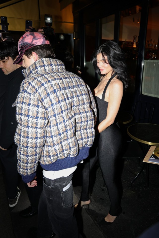 Kylie Jenner and Timothee Chalamet were spotted holding hands in Paris after enjoying a romantic dinner. The celebrity duo exuded elegance as they strolled through the city, sparking buzz about their blossoming relationship. Pictured: timothee chalamet,kylie jenner Ref: BLU_S8124164 150125 NON-EXCLUSIVE Picture by: Aissaoui Nacer / SplashNews.com Splash News and Pictures USA: 310-525-5808 UK: 020 8126 1009 eamteam@shutterstock.com World Rights