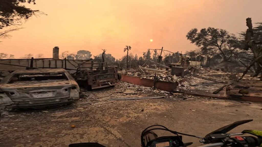 YouTuber records “apocalyptic scenes” as he roams fire-damaged LA