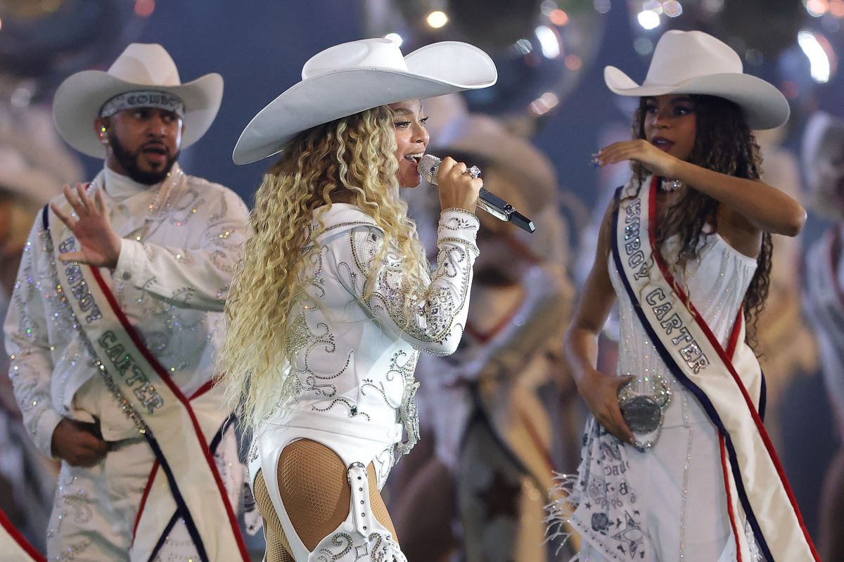 Beyonce performs with daughter, Blue Ivy.