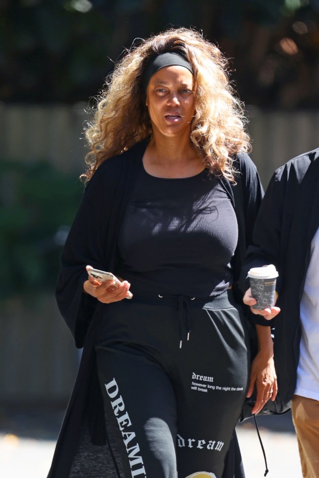 Tyra Banks walking with a friend in Sydney.