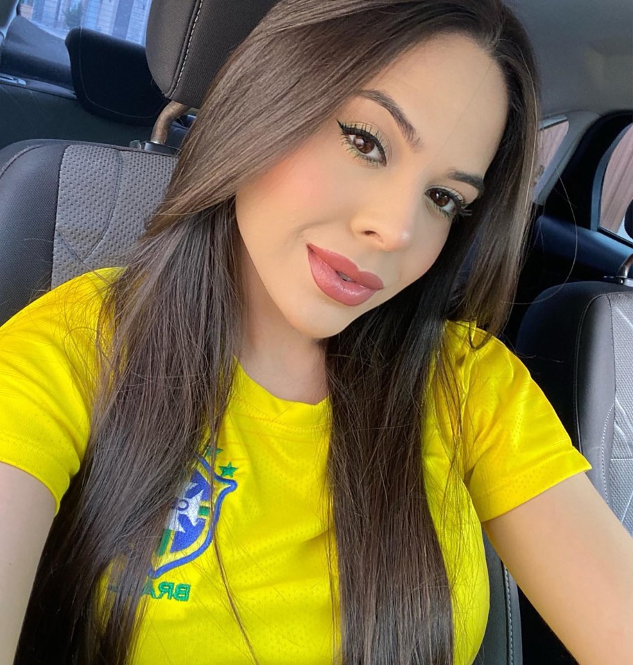 Influencer Laleska Alexandre in a yellow shirt.