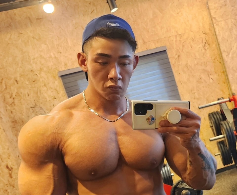 Kim Woon Seo, a bodybuilder, taking a selfie.