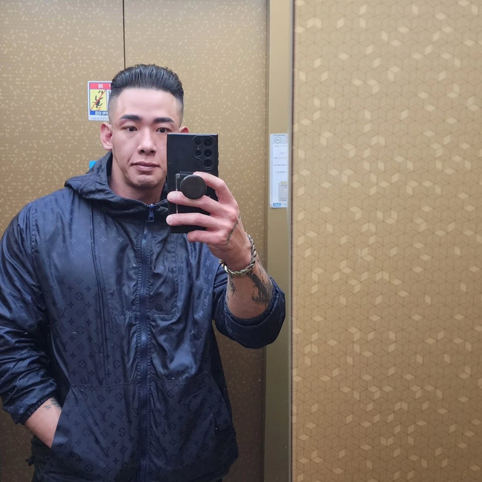 Selfie of Kim Woon Seo, a bodybuilder.