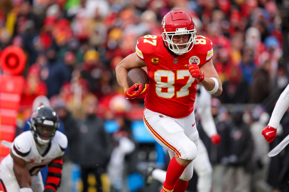 Travis Kelce #87 of the Kansas City Chiefs running with the football.