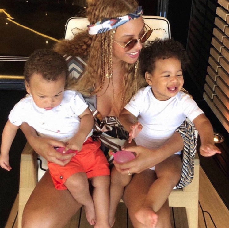 Beyoncé holding her twin babies.