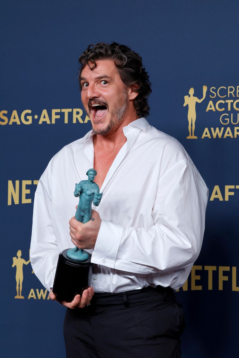  Pedro Pascal, winner of the Outstanding Performance by a Male Actor in a Drama Series award for 'The Last of Us' poses in the press room 