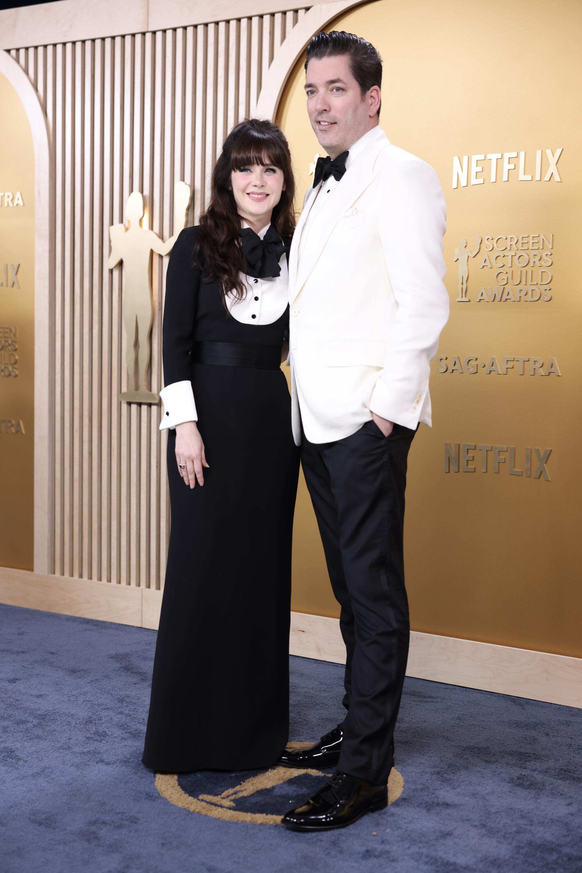 Zooey Deschanel and Jonathan Scott pose for the cameras. 