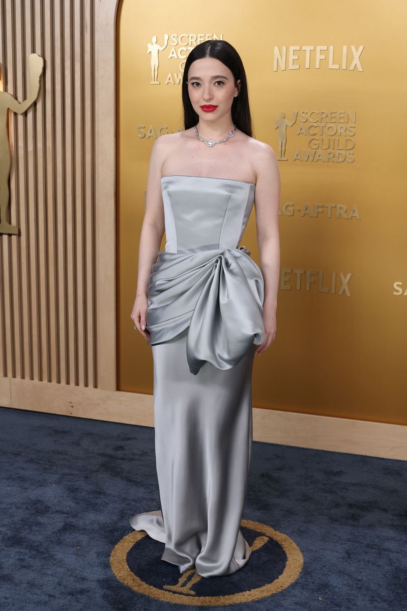 Mikey Madison vestindo um vestido de Louis Vuitton Satin Louis Vuitton, sem alças, com um detalhe de arco drapeado no SAG Awards 2025.