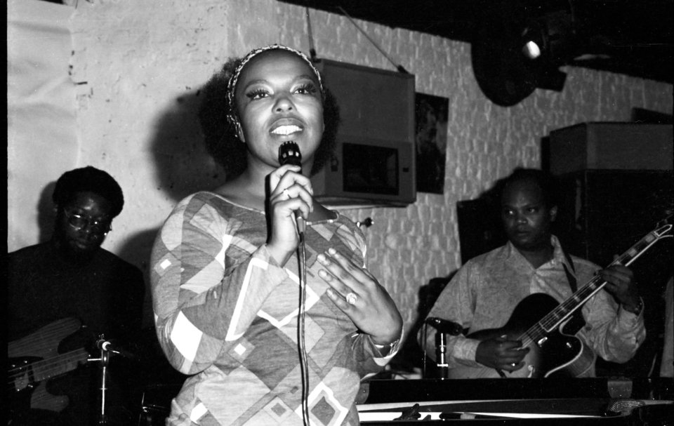 Black and white photo of Roberta Flack singing at Ronnie Scott's jazz club in London.