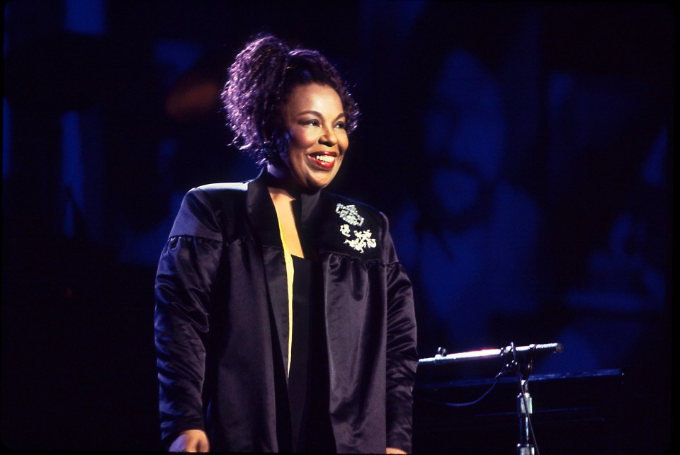 Roberta Flack performing onstage at Madison Square Garden.