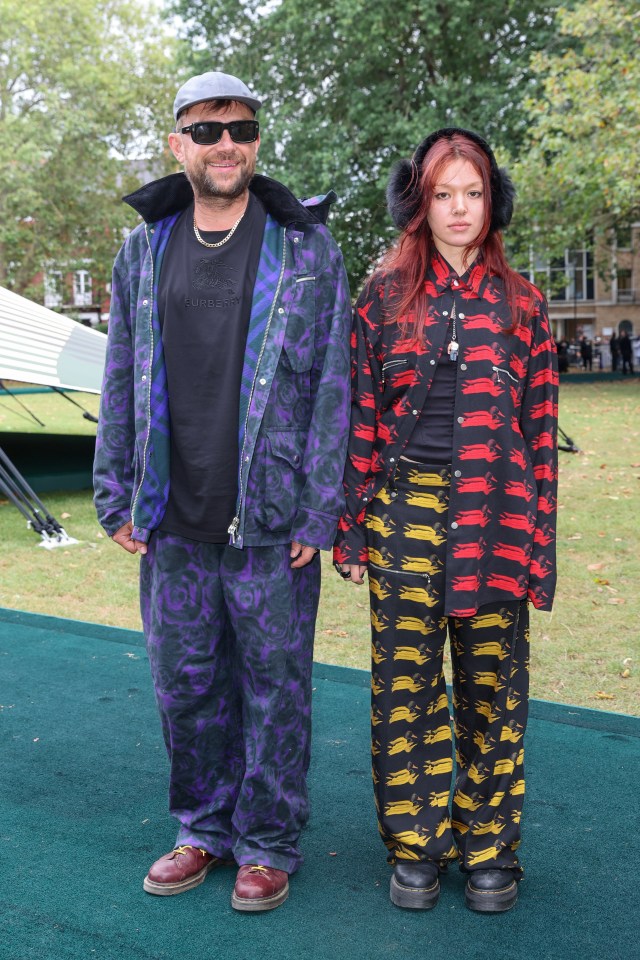 Damon e Missy Albarn em um desfile de moda.