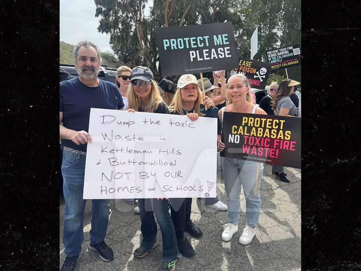 Kourtney Kardashian & Kendra Wilkinson at Calabasas Landfill Protest