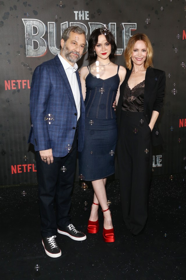 Judd Apatow, Iris Apatow, and Leslie Mann at a photocall for "The Bubble."