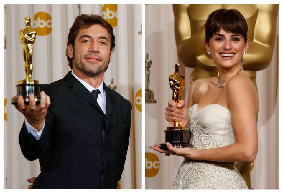 Javier Bardem and Penelope Cruz holding their Oscars.