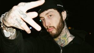 A photo of FaZe Banks flashing the FaZe symbol.