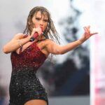 How did Taylor Swift deal with swallowing a bug during her concert?