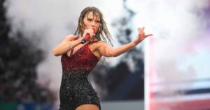 How did Taylor Swift deal with swallowing a bug during her concert?