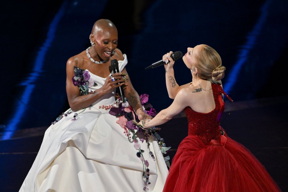 Cynthia Erivo e Ariana Grande no 97º Oscar Anual da Academia.