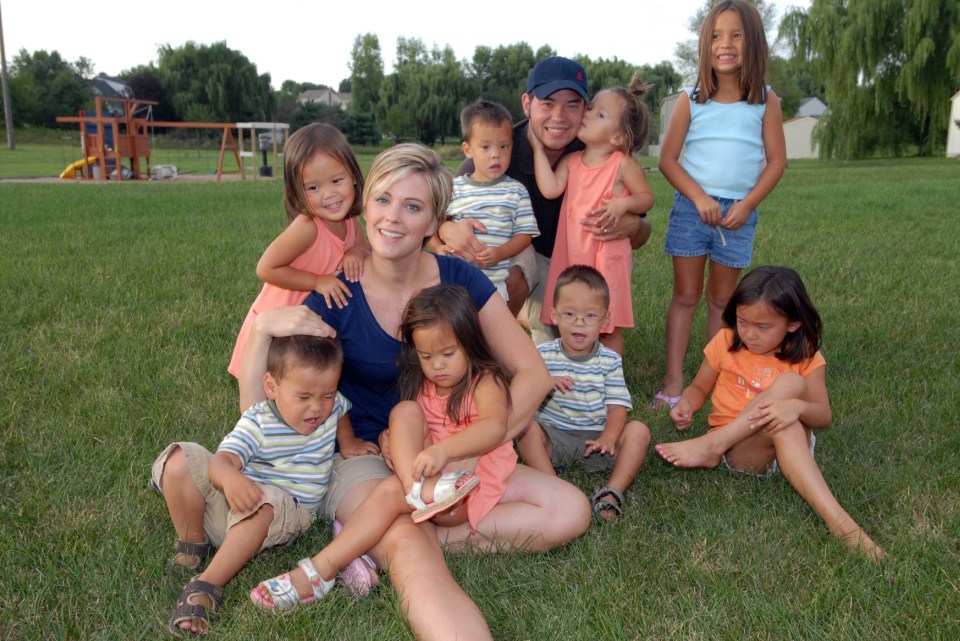 A family portrait of Kate and Jon Gosselin with their eight children.