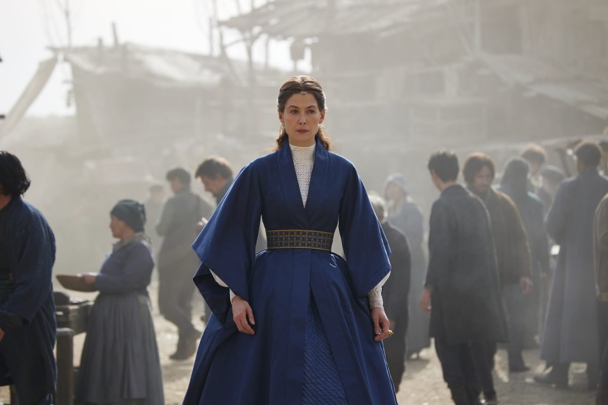 Moiraine in a blue robe in The Wheel of Time season two