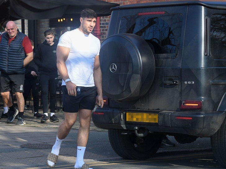 Tommy Fury saindo do café em Cheshire