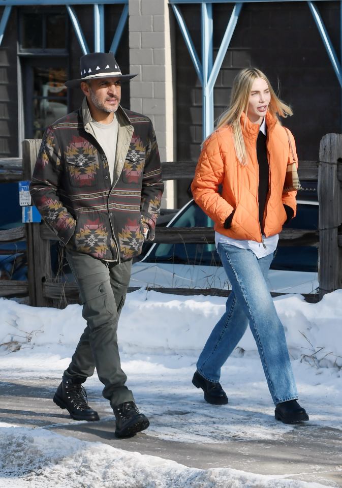 Mauricio Umansky and his girlfriend walking in the snow.