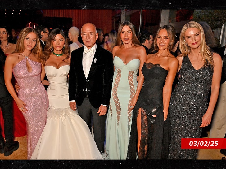 Sydney Sweeney, Lauren Sánchez, Jeff Bezos, Sofía Vergara, Jessica Alba and Kelly Sawyer Patricof getty sub swipe