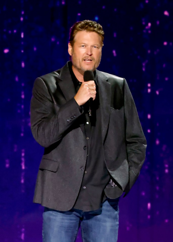 Blake Shelton speaking at an awards ceremony.