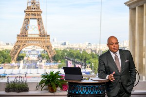 Mike Tirico é visto no set da cobertura das Olimpíadas do NBCUniversal Paris 2024 em 4 de agosto de 2024 em Paris, França.