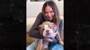 032325_chrissy_teigen_kal