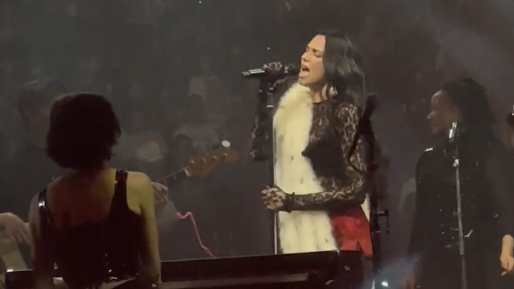 Dua Lipa Covers Natalie Imbruglia's "Torn" at Melbourne Show