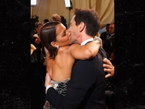 Halle Berry plants a huge kiss on Adrien Brody on the red carpet of the 2025 Oscars