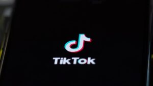 How to comment pictures on TikTok