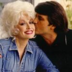 Dolly Parton and Carl Dean kissing.