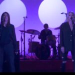 Kim Gordon and Kim Deal Team Up for Everybody's Live Performance