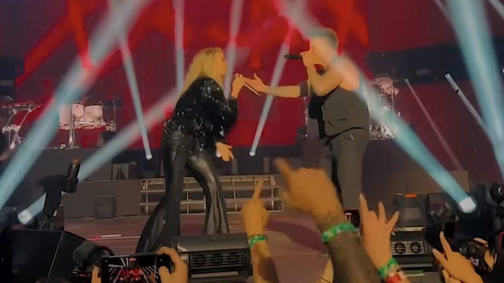 Carrie Underwood Joins Papa Roach Onstage for "Last Resort"