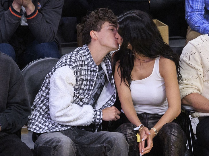 kylie jenner and timothee chalamet at laker game shutter 1