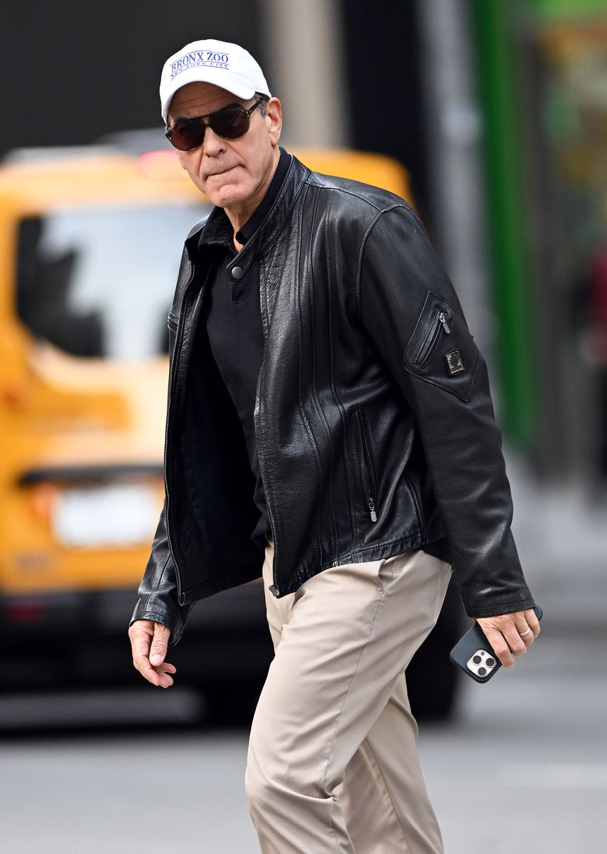A closer look at Clooney's outfit