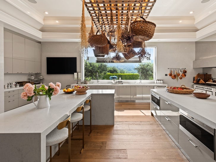 0508-Jennifer-Lopez-Ben-Affleck-House-Interior-Photos-primary-4