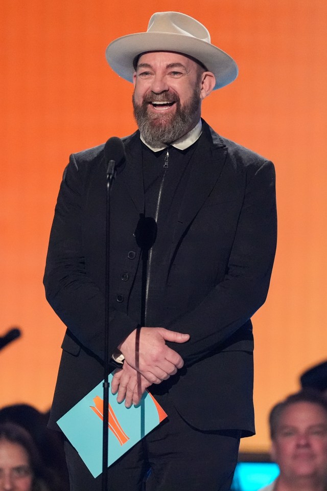 Kristian Bush presenting an award.