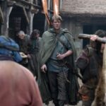 Ser Duncan the Tall in raggedy clothes walks through a market in A Knight of the Seven Kingdoms