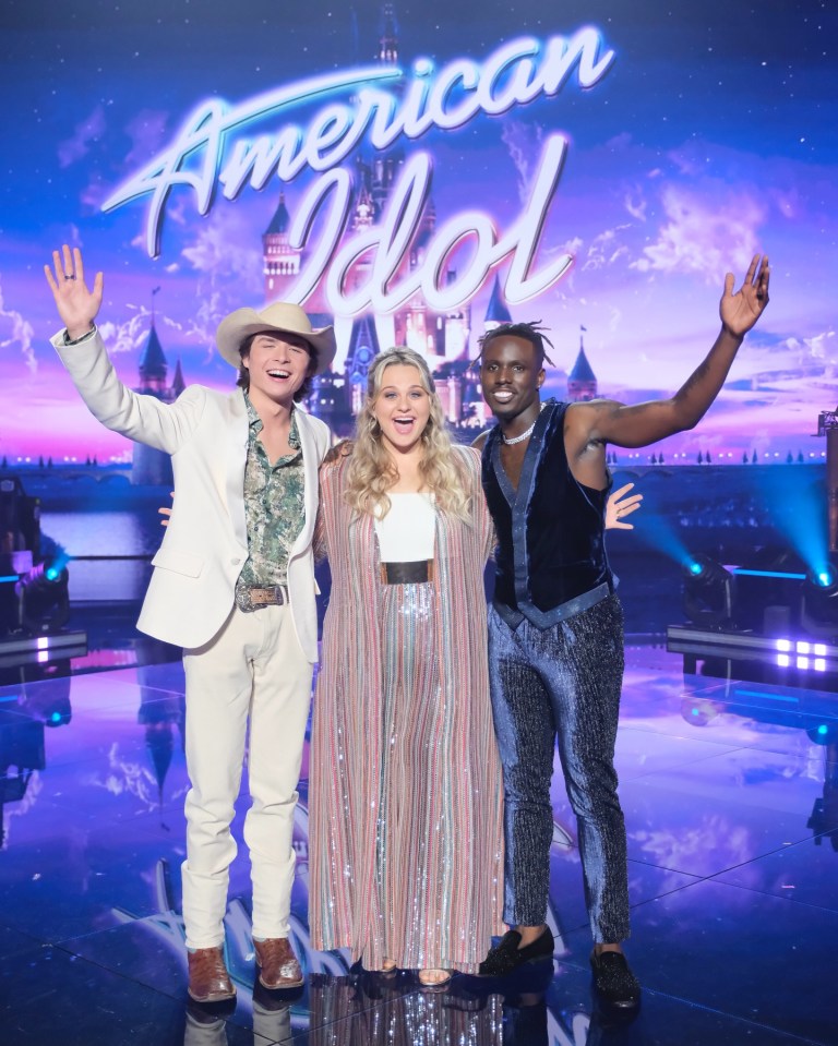 Three American Idol contestants posing together.